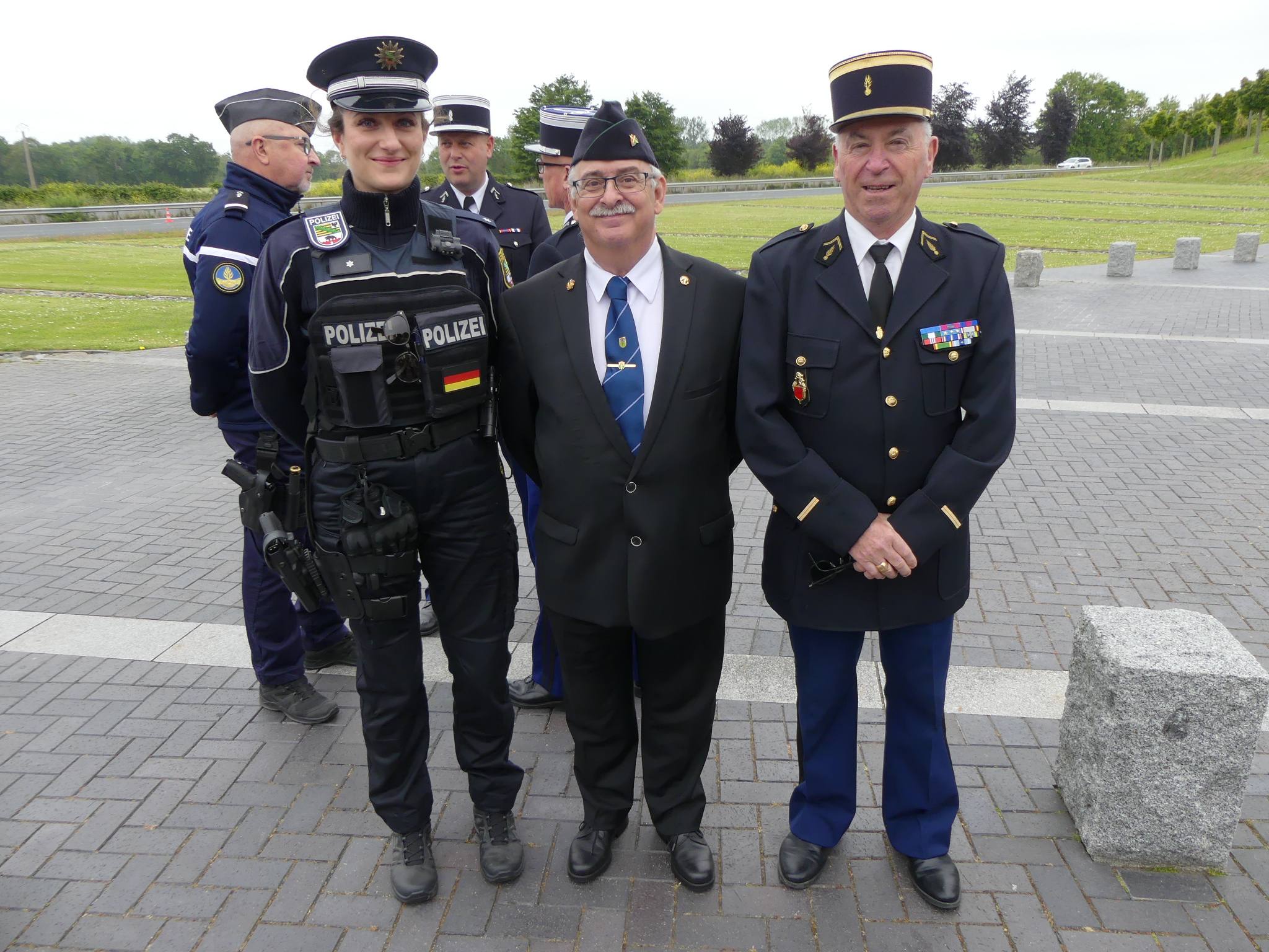 Philippe Chatelain, Philippe Lelièvre avec un officier de la Polizei au cimetière de La Cambe