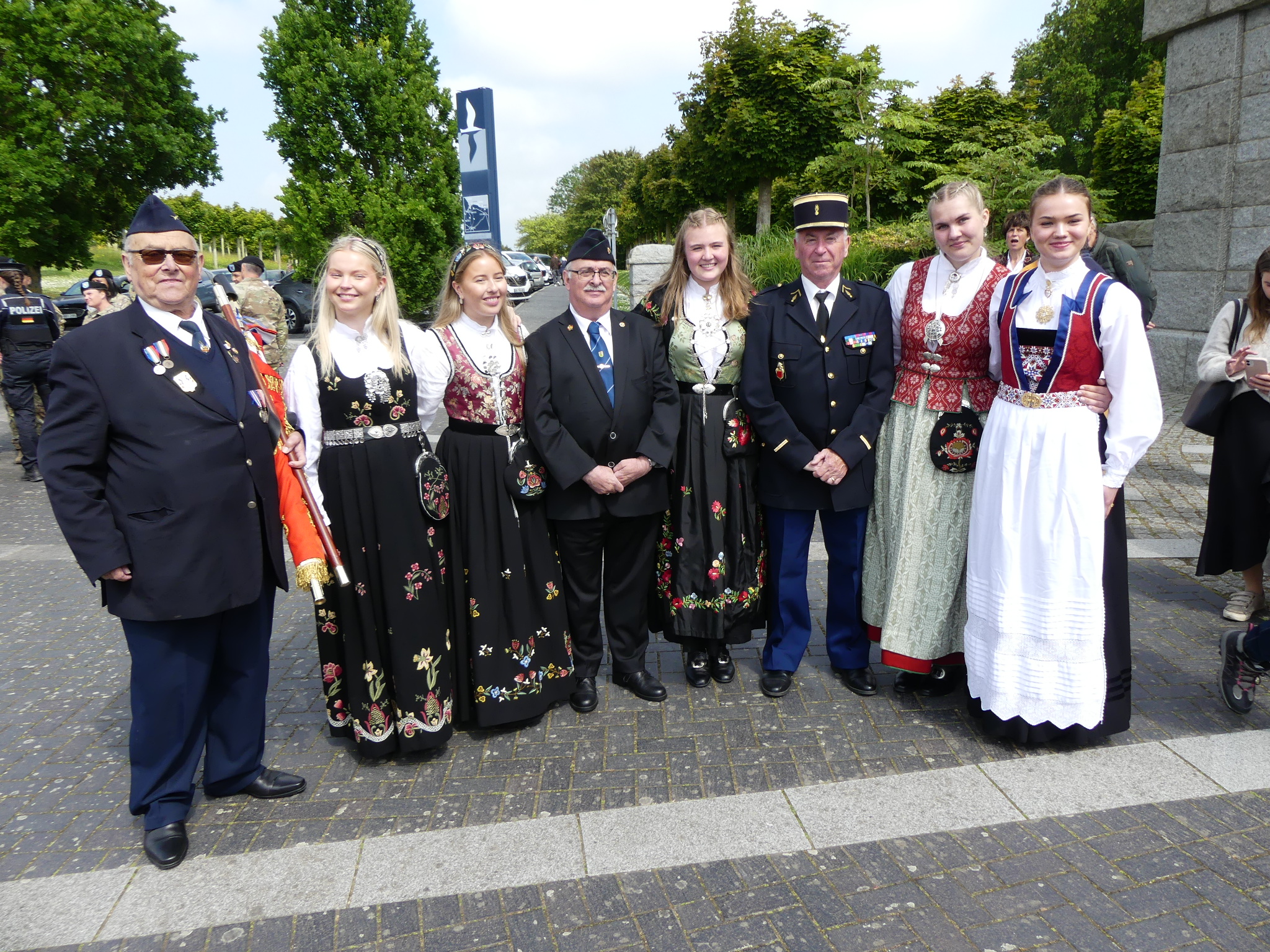 Le Président de la Fédération avec les membres de la 92°section entourés de jeunes allemande en tenue du pays